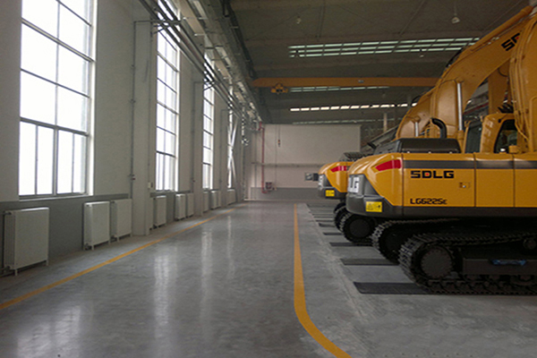 750750山東臨工挖掘機(jī)總裝-3.jpg